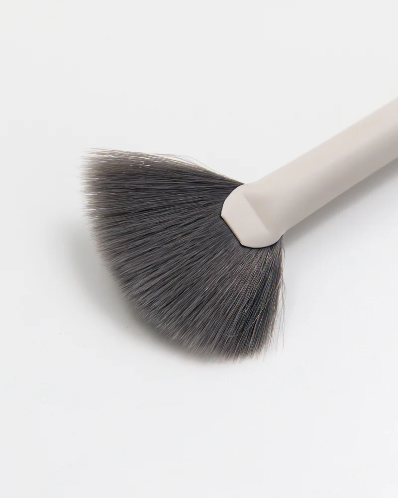 SUKOSHI Highlighter Fan Brush - Image 2